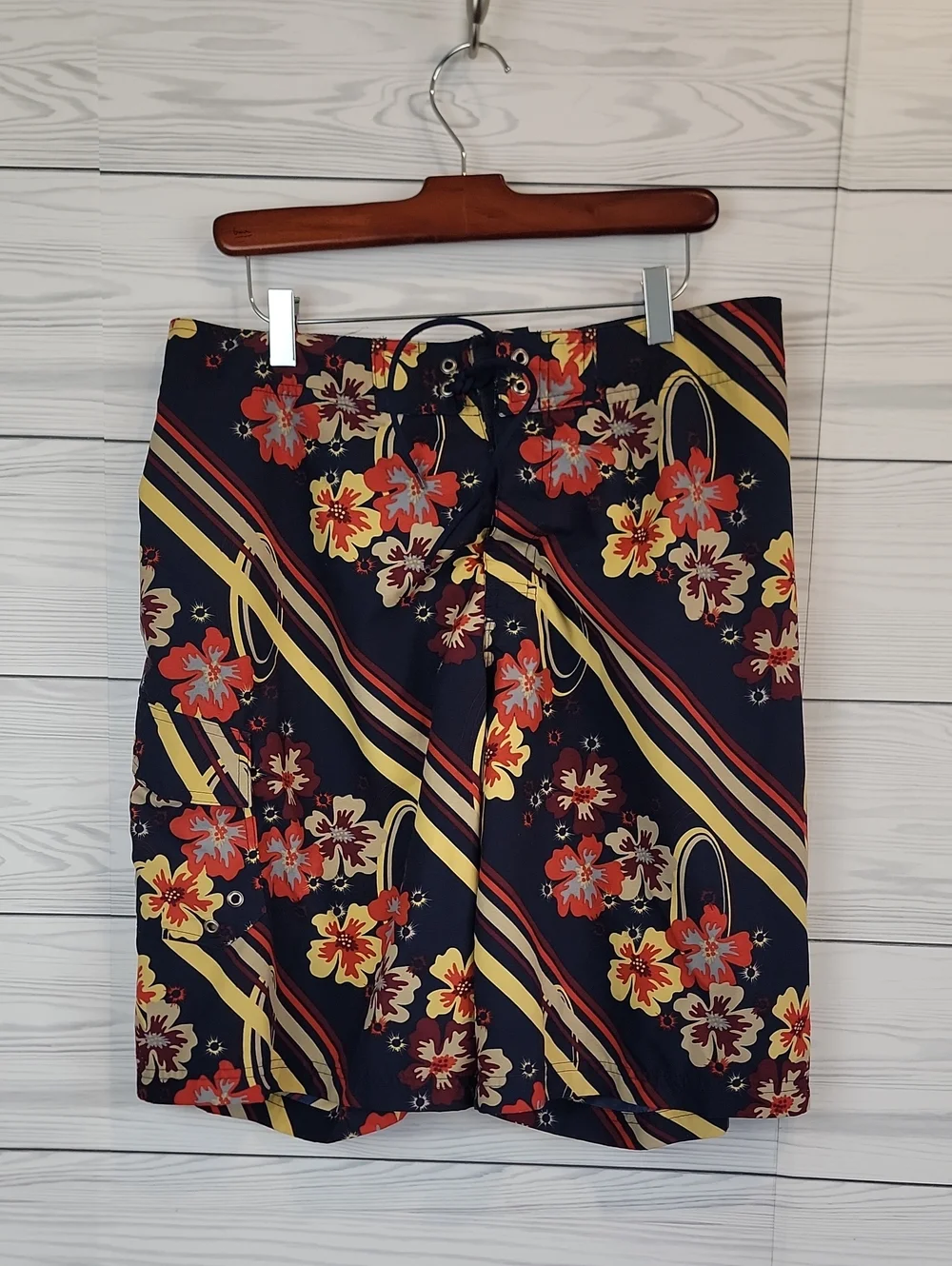 No Boundaries Navy Floral Swim Shorts Red & Yellow Accents Mens Size Waist 34